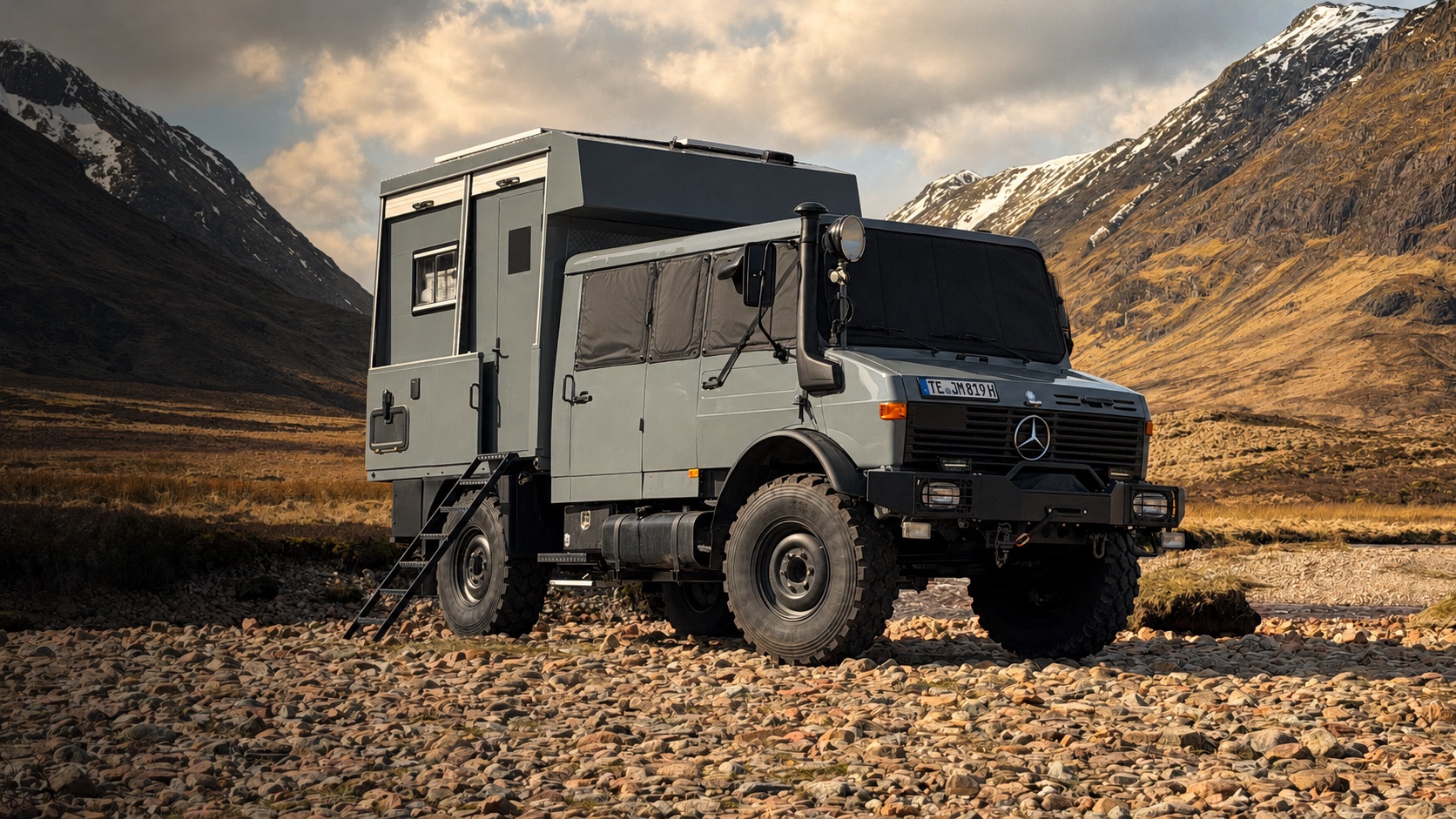 CTO Unimog in einer weiten Berglandschaft