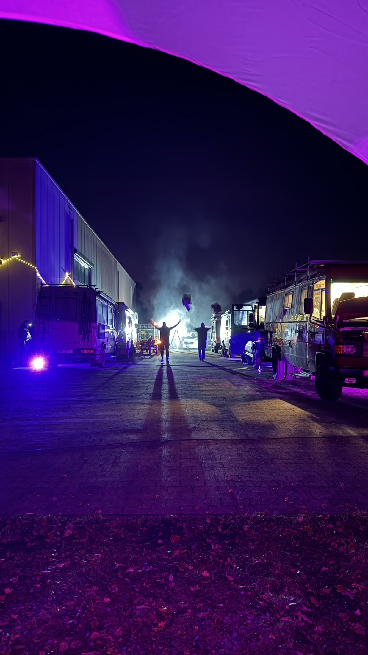 Zwei Menschen zwischen den beleuchteten Reisefahrzeugen beim „Kein“ Halloween-Treffen 2025