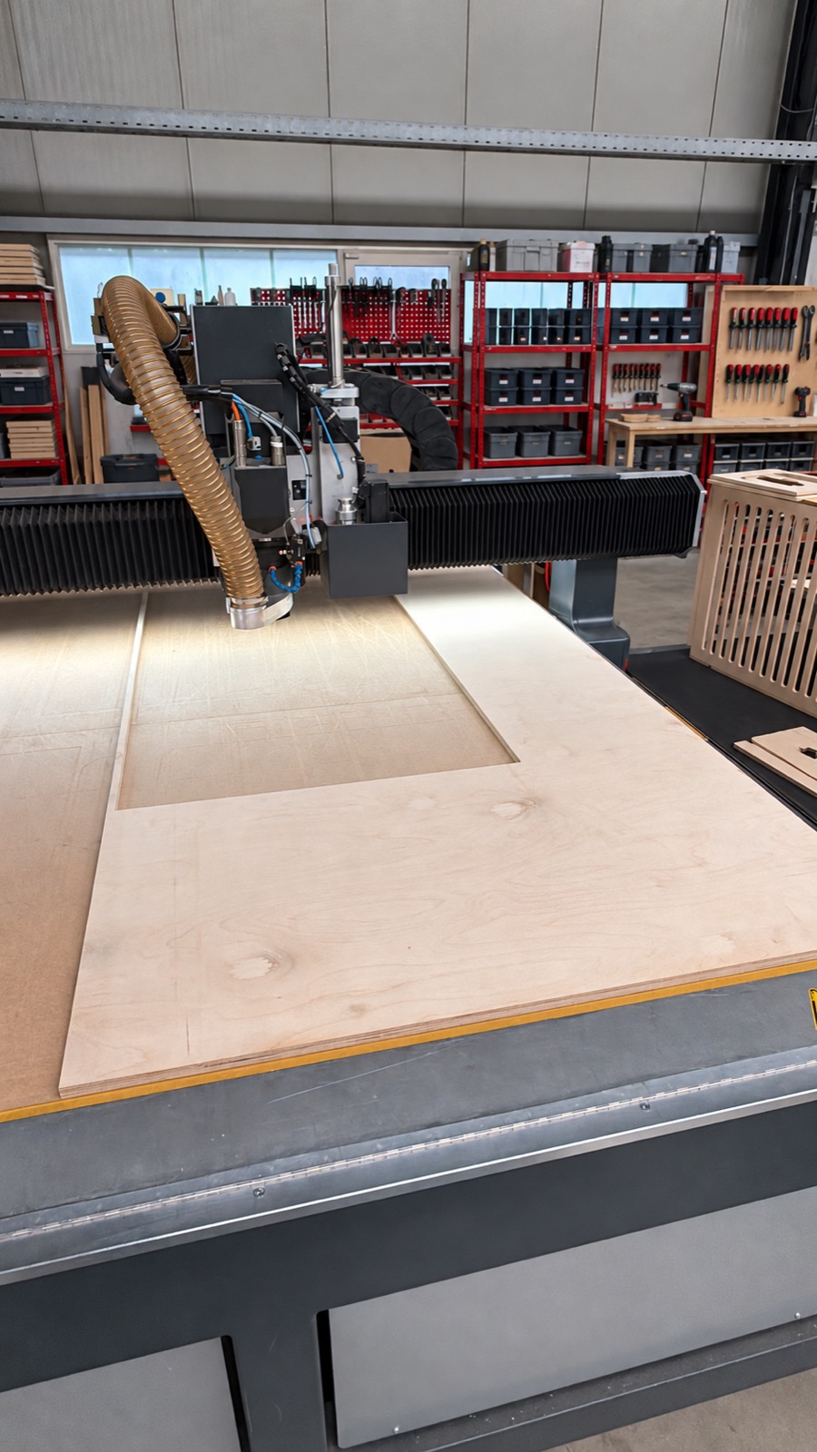 CNC-Fräse bearbeitet 18 Millimeter starkes Buche-Multiplex