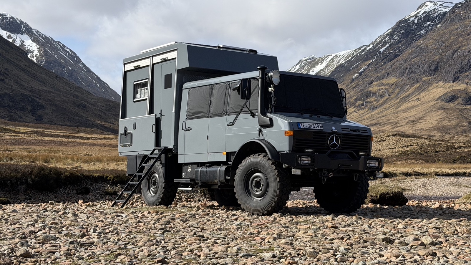 Der fertige CTO Reise-Unimog vor schottischer Bergkulisse