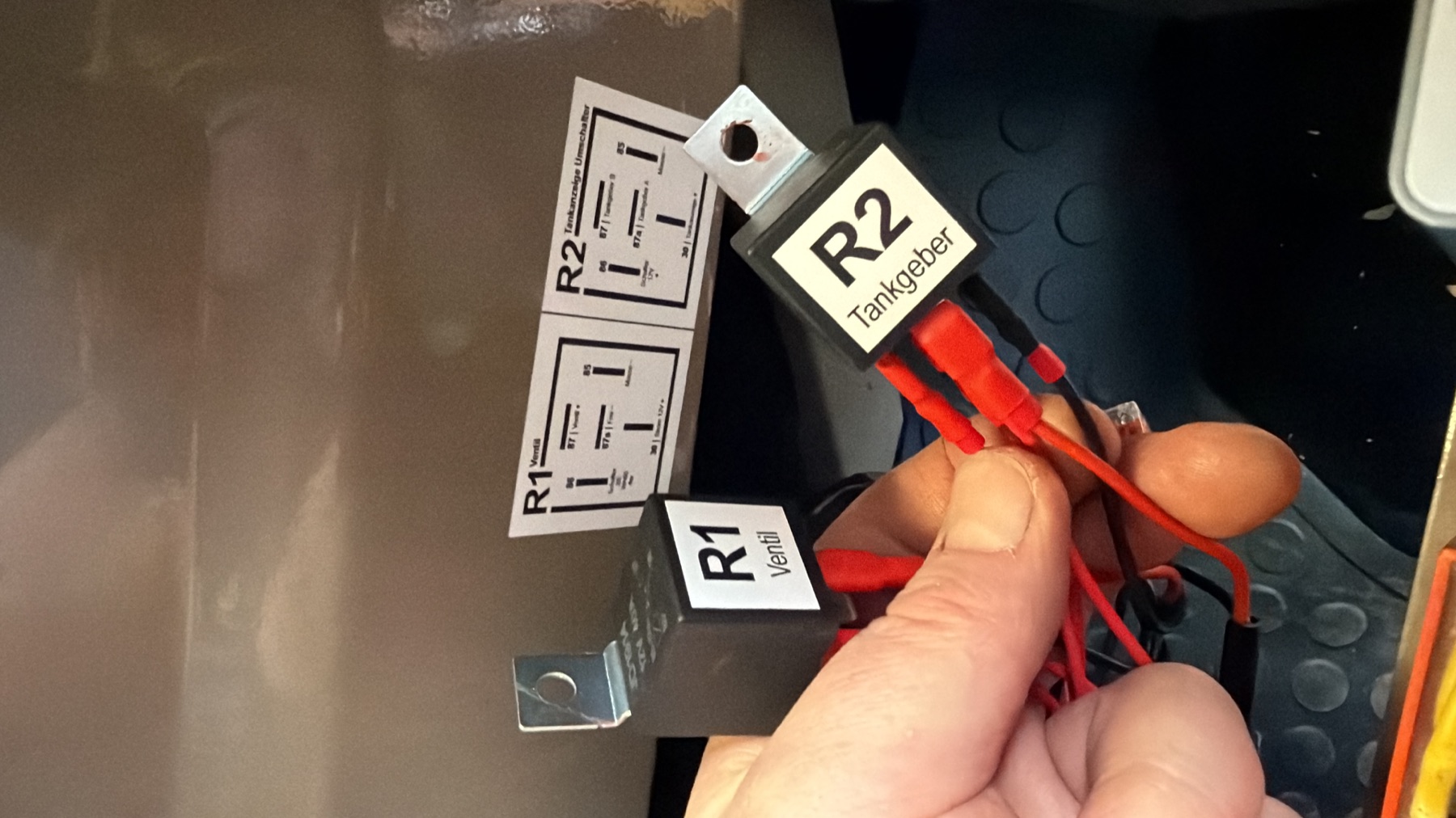 The labelled relays R1 for the valves and R2 for the fuel senders