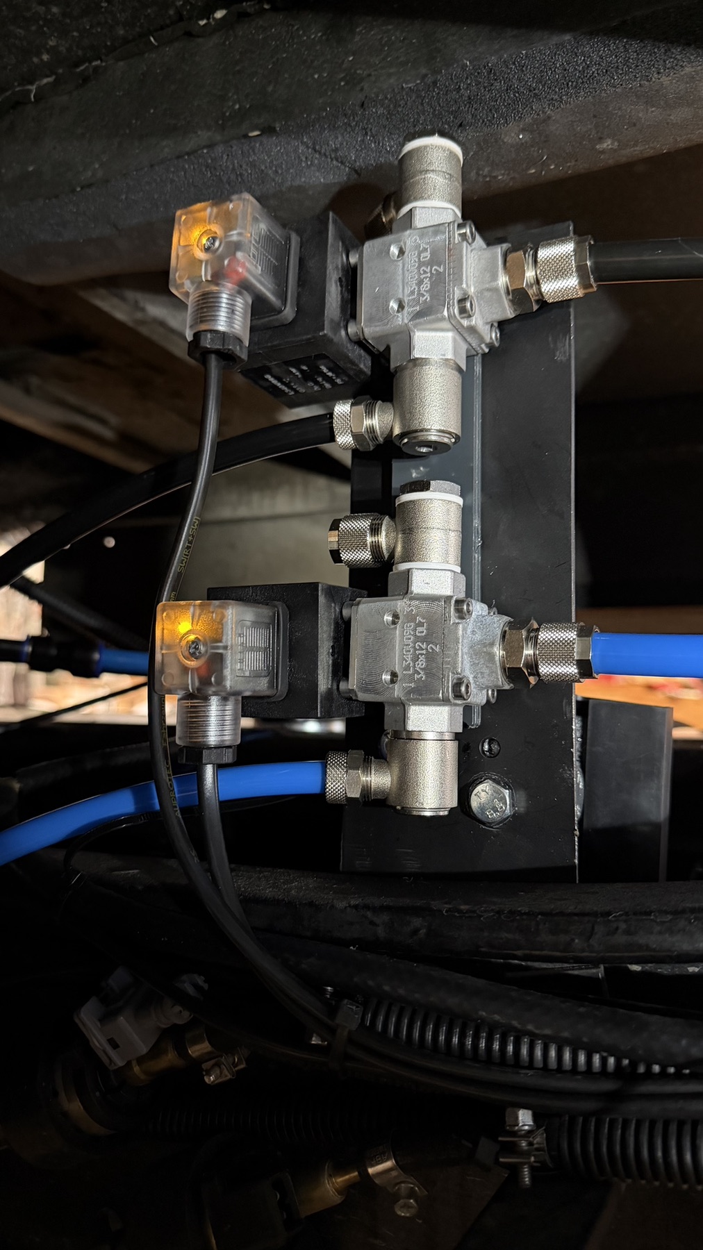 The two installed three-way valves with connected fuel lines