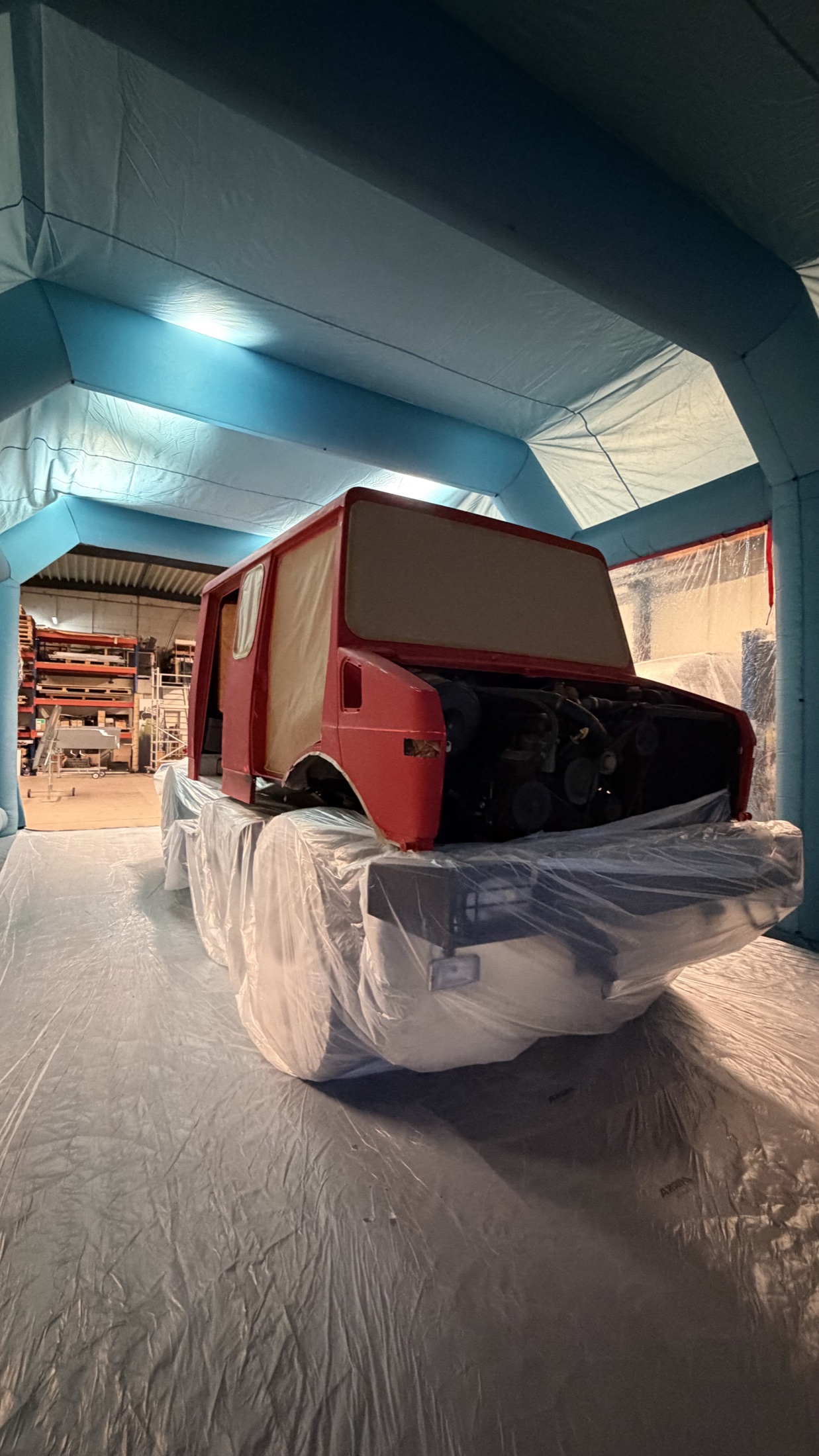 Das vollständig abgeklebte Unimog-Fahrerhaus vor der Lackierung