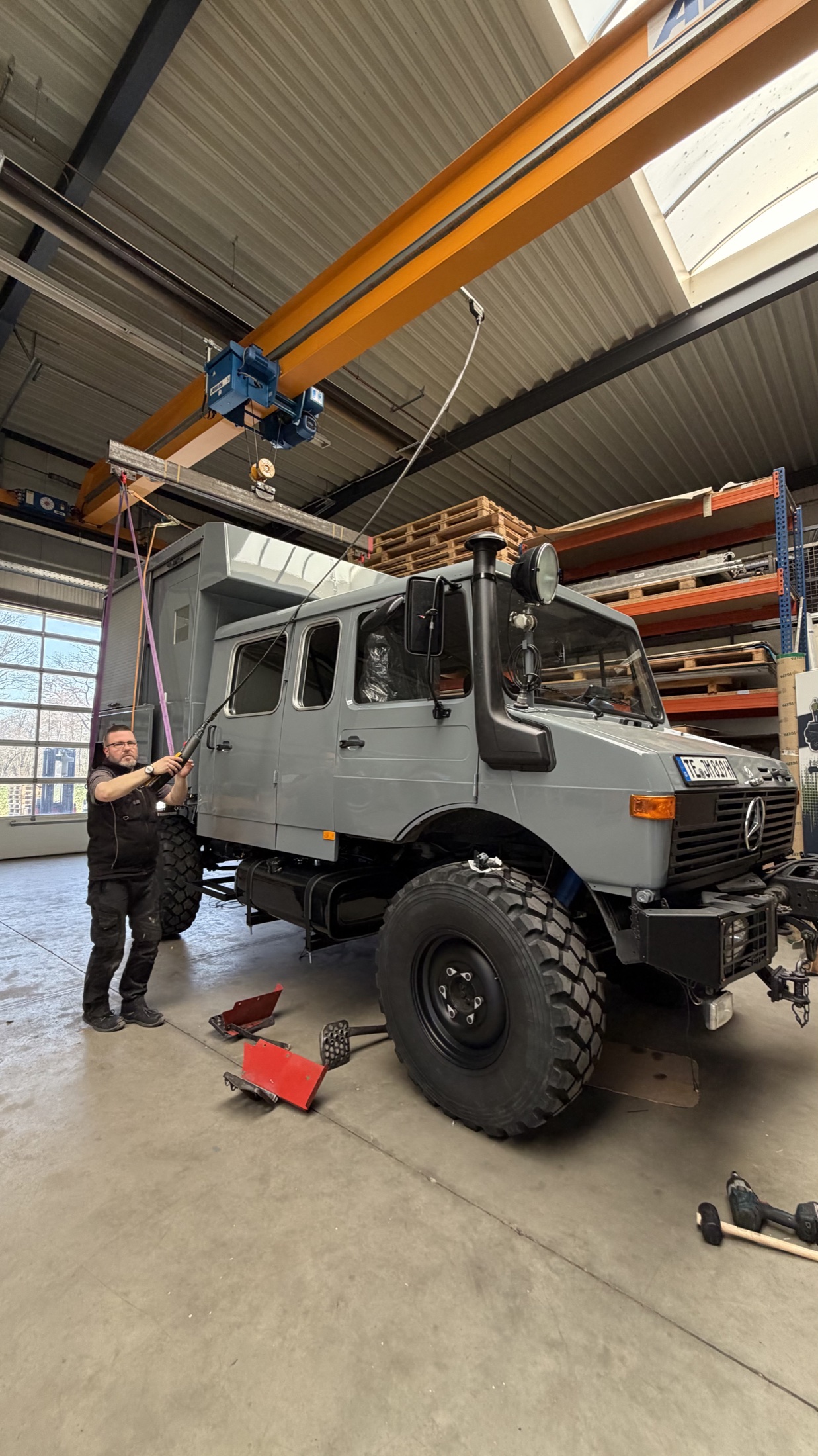 Der neu lackierte Unimog mit angehobenem Wohnkoffer