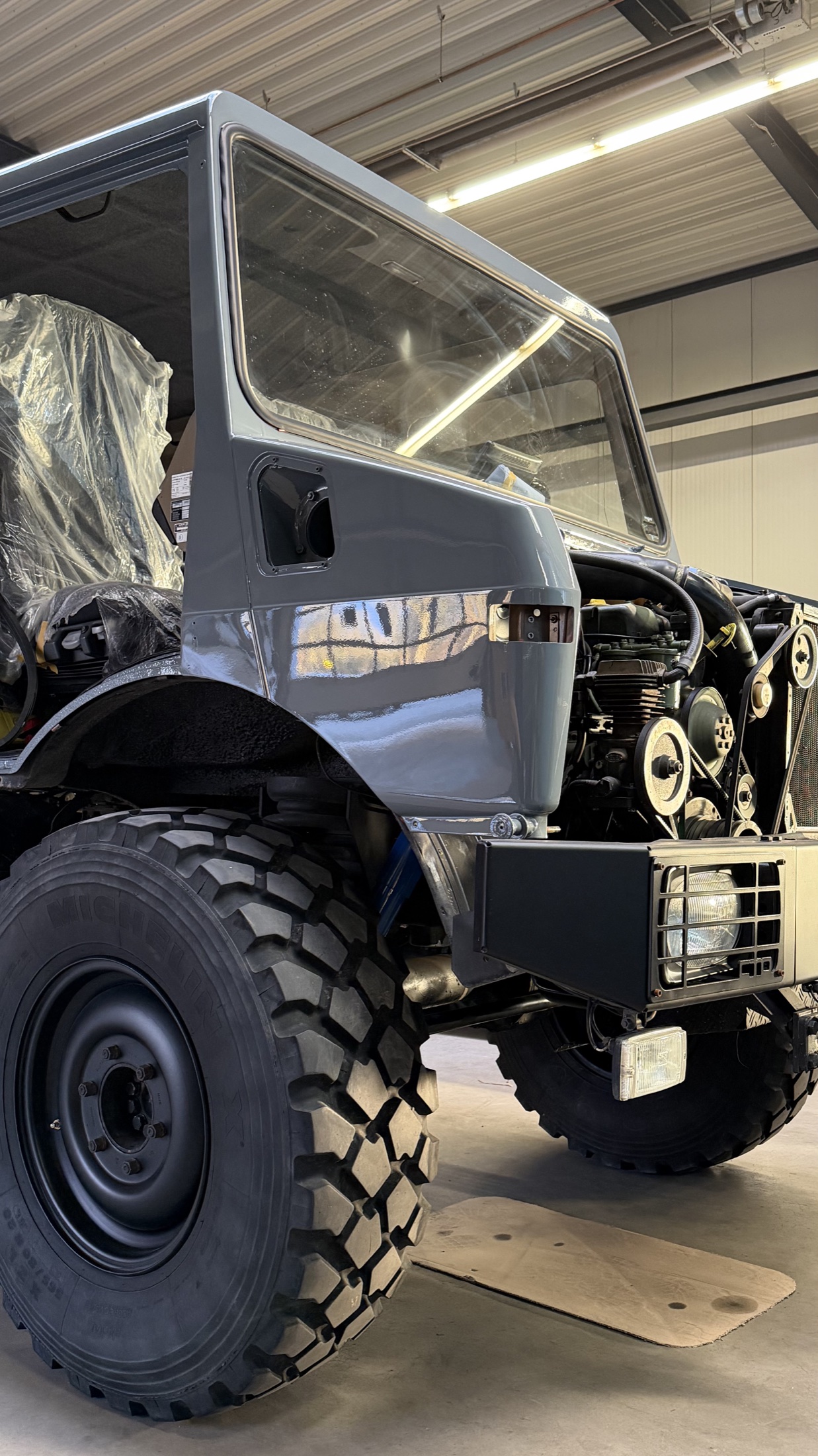 Glänzende Kabine des Unimog in Merlin Grey